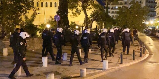 Θεσσαλονίκη: Η ΕΛ.ΑΣ. απομάκρυνε κόσμο από τις πλατείες – Είχε προηγηθεί ηχητικό μήνυμα