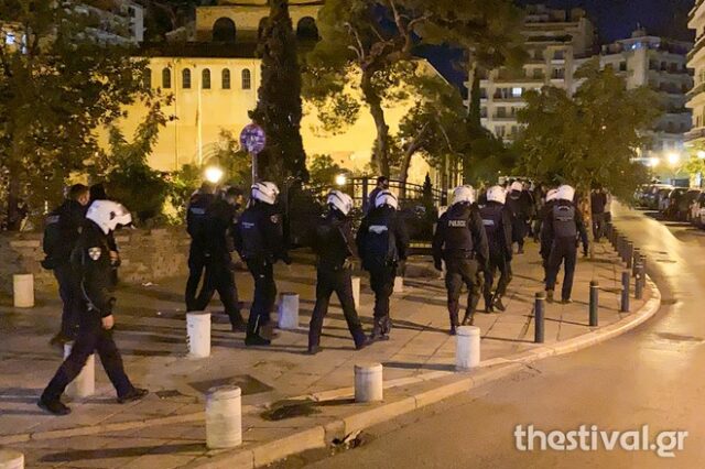 Θεσσαλονίκη: Η ΕΛ.ΑΣ. απομάκρυνε κόσμο από τις πλατείες – Είχε προηγηθεί ηχητικό μήνυμα