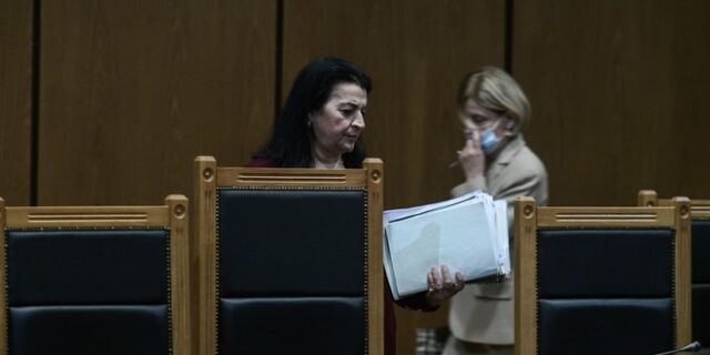 Δίκη Χρυσής Αυγής: Η πρόεδρος ζητά διευκρινίσεις από την εισαγγελέα για το “αναστολή σε όλους”