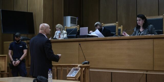 Δίκη Χρυσής Αυγής: Παρακάλια χρυσαυγιτών για αναστολή με πίτσες, πεϊνιρλί και… Αρχαιολογία