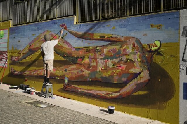 Με χρωματιστές τοιχογραφίες ξεκινούν οι παρεμβάσεις των καλλιτεχνών στον Δήμο Αθηναίων