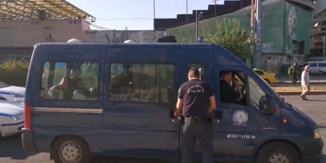 Η στιγμή που 5 οπαδοί της ΧΑ πέταξαν καφέ σε διαδηλωτή