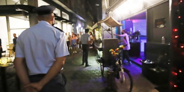 Απανωτές έφοδοι της ΕΛ.ΑΣ. σε μπαρ που παραβίασαν το νυχτερινό “Lockdown”