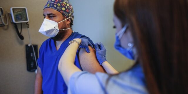 Προειδοποίηση ΕΕ: Δεν θα υπάρξουν αρκετά εμβόλια κατά του  κορονοϊού για όλους, μέχρι το 2022