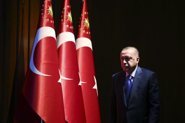 Εθνικιστικό σόου Ερντογάν με τουρκική σημαία 111 μέτρων, τη μεγαλύτερη στον κόσμο