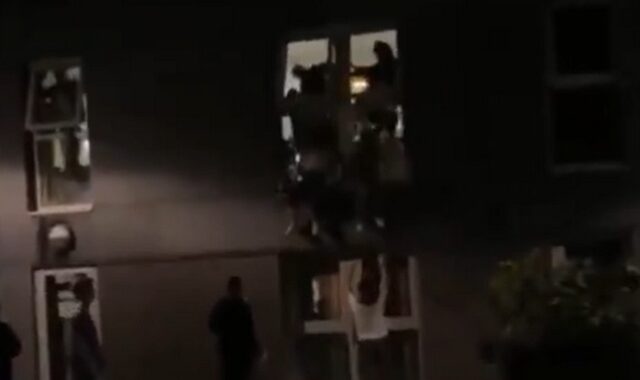 Φοιτητές πηδάνε από τα παράθυρα όταν η αστυνομία διαλύει το παράνομο πάρτυ τους