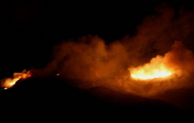 Ζάκυνθος: Ολονύχτια μάχη με τις φλόγες πάνω από το ”Ναυάγιο”