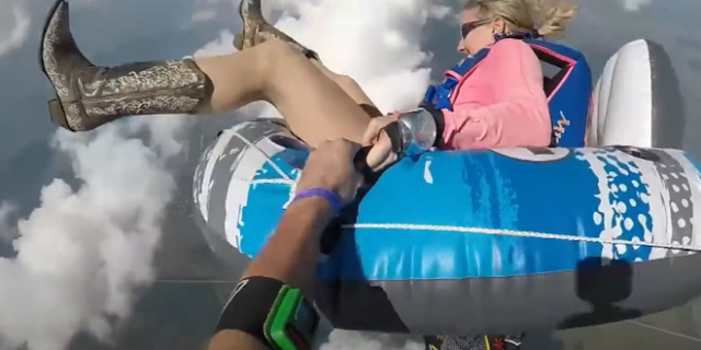 Ένα υπέροχο άλμα από τα 13.000 πόδια με φουσκωτό θαλάσσης