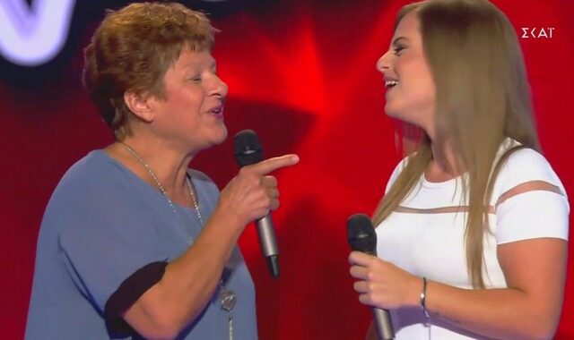 Γιαγιά διαγωνιζόμενης δίνει ρέστα στη σκηνή του “The Voice”