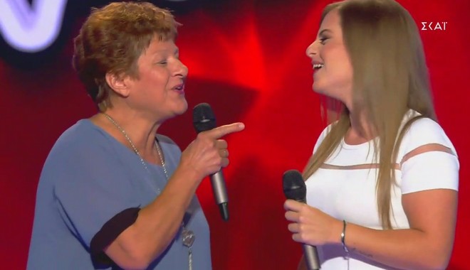 Γιαγιά διαγωνιζόμενης δίνει ρέστα στη σκηνή του “The Voice”