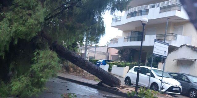 Κακοκαιρία: Σφοδρή καταιγίδα στην Αττικη – Καταστροφές στο Νέο Ηράκλειο και χάος στους δρόμους