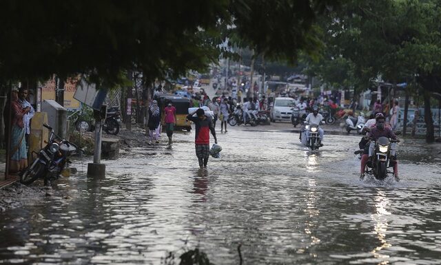 Ινδία: Πάνω από 60 νεκροί από καταρρακτώδεις βροχοπτώσεις