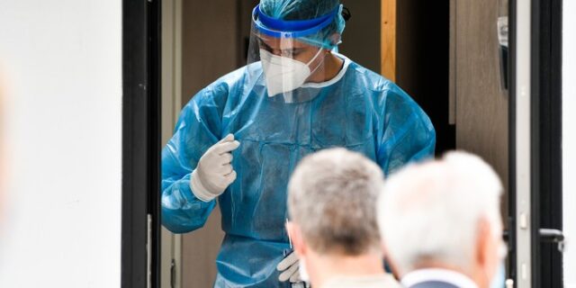 Κορονοϊός: Εφιαλτική αύξηση κρουσμάτων, εξετάζεται lockdown για Θεσσαλονίκη και Λάρισα