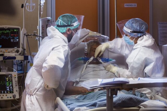 Γιατροί στην Ιταλία: “Τα νοσοκομεία μας είναι στο χείλος της κατάρρευσης”