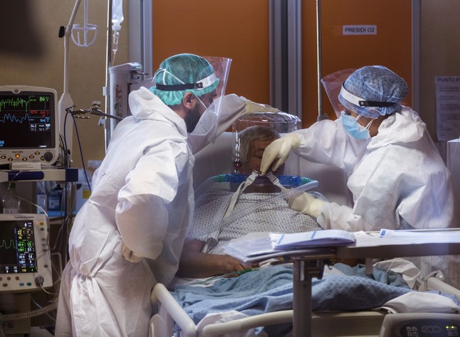Γιατροί στην Ιταλία: “Τα νοσοκομεία μας είναι στο χείλος της κατάρρευσης”