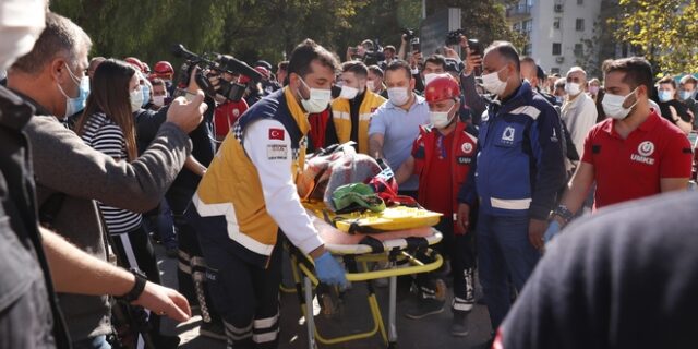 Σεισμός στη Σάμο: Δραματικές ώρες στη Σμύρνη – Ανασύρθηκε ζωντανή μητέρα με τα τρία της παιδιά