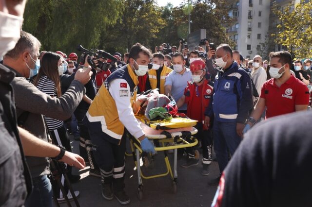 Σεισμός στη Σάμο: Δραματικές ώρες στη Σμύρνη – Ανασύρθηκε ζωντανή μητέρα με τα τρία της παιδιά