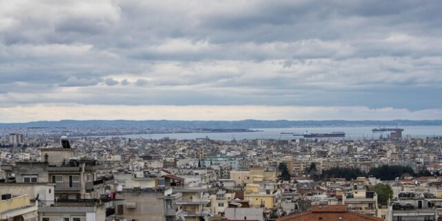 Τοπικές βροχές, πτώση θερμοκρασίας και βοριάδες την Δευτέρα