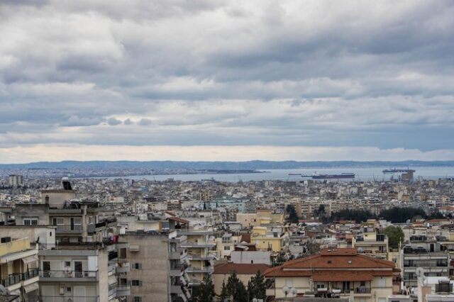 Τοπικές βροχές, πτώση θερμοκρασίας και βοριάδες την Δευτέρα