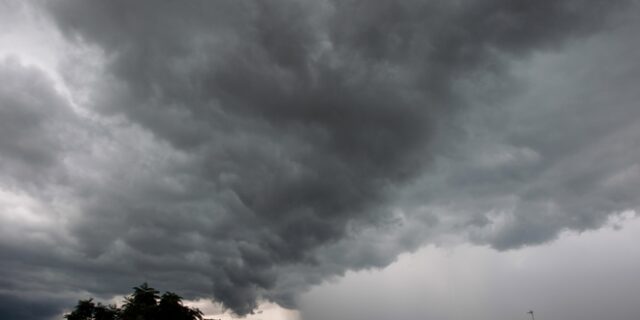 Σε εξέλιξη η κακοκαιρία: Καταιγίδα στην Αττική, εκτροχιασμός τρένου στη Χαλκίδα