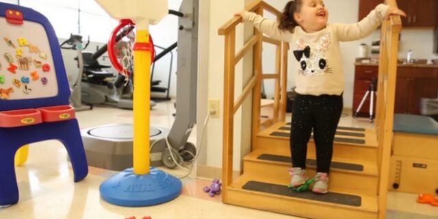 Κοριτσάκι με σπάνια γενετική ανωμαλία περπατά πρώτη φορά