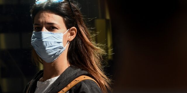 Κορονοϊός: Ενδεχόμενο νέων μέτρων αν δεν μειωθούν τα κρούσματα