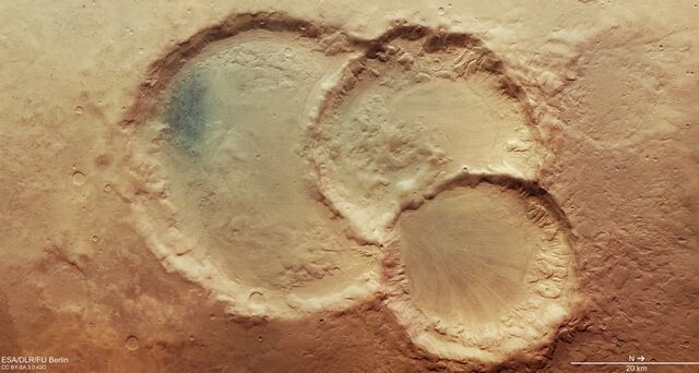 Σπάνιος εντυπωσιακός τριπλός κρατήρας στην επιφάνεια του Άρη