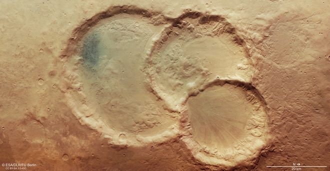 Σπάνιος εντυπωσιακός τριπλός κρατήρας στην επιφάνεια του Άρη