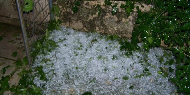Στο έλεος της κακοκαιρίας η Κρήτη: Χαλάζι, πλημμύρες και κομμένα δέντρα