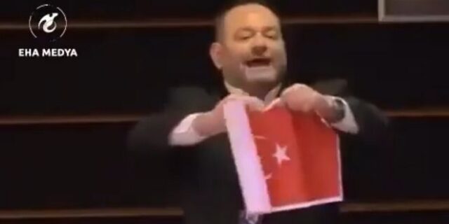 Πώς σχολιάζουν οι Τούρκοι τη δίκη της Χρυσής Αυγής – Αναφορά στη σκισμένη σημαία του Λαγού