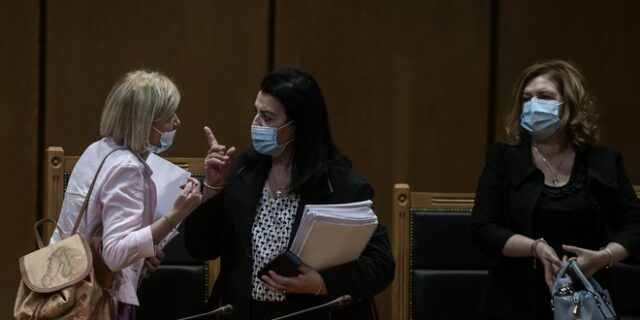 Δίκη Χρυσής Αυγής: Η πρόεδρος βρήκε κενά στην εισαγγελική πρόταση για αναστολή σε όλους