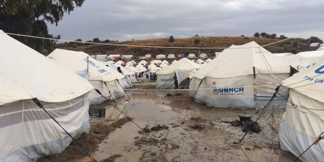 Εικόνες ντροπής στο Καρά Τεπέ: Οικογένειες κοιμούνται σε λάσπες