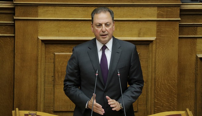 Βουλή: Ο Λιβανός και η… φούστα του Βαρουφάκη
