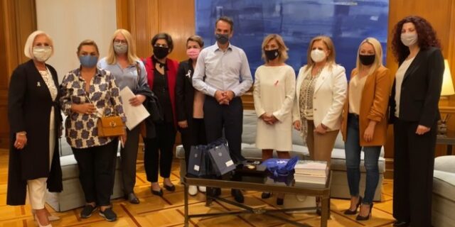Μητσοτάκης: Συνάντηση με γυναίκες που νίκησαν τον καρκίνο του μαστού – “Δωρεάν μαστογραφία για όλες”