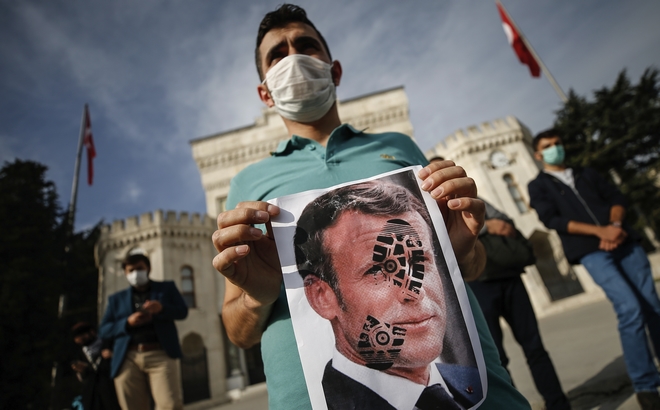 Η Γαλλία ζει και πάλι τον εφιάλτη της τρομοκρατίας με δημόσιους αποκεφαλισμούς