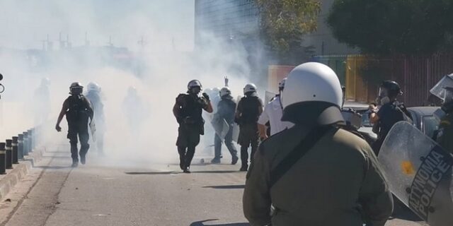 Μαθητικό συλλαλητήριο: Επεισόδια έξω από το υπουργείο Παιδείας