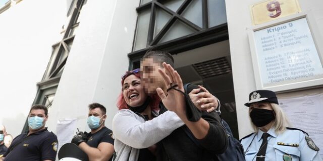 Καταστολή στους μαθητές, αναστολή στους ναζιστές