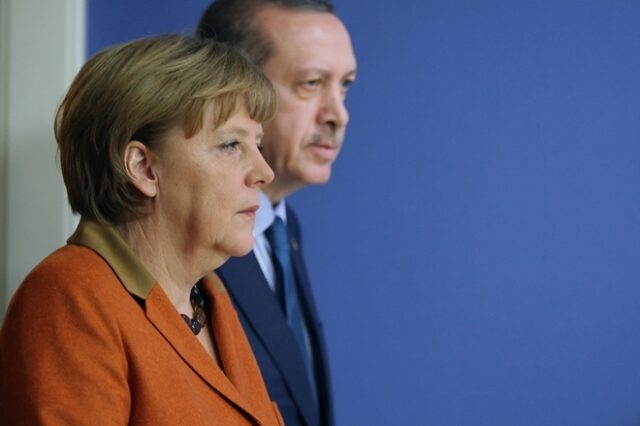 Γερμανικά χάδια (ξανά) στην Τουρκία και οι δύο όροι Μητσοτάκη για το προσφυγικό