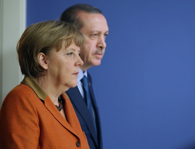 Γερμανικά χάδια (ξανά) στην Τουρκία και οι δύο όροι Μητσοτάκη για το προσφυγικό