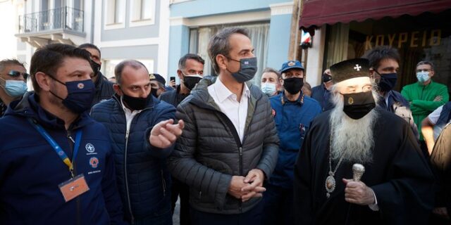 Σάμος: Τους γονείς των δύο παιδιών που χάθηκαν από το σεισμό συνάντησε ο Μητσοτάκης