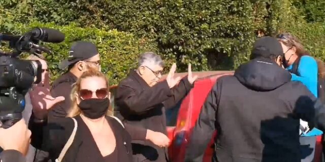 Μιχαλολιάκος: Με τραμπουκισμούς κατά δημοσιογράφων η αναχώρηση για τη φυλακή