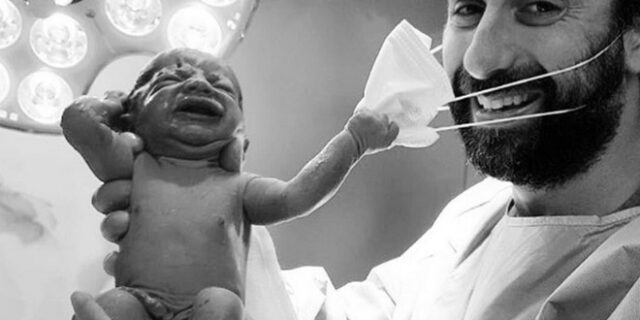 Σύμβολο ελπίδας: Νεογέννητο αφαιρεί τη μάσκα γιατρού