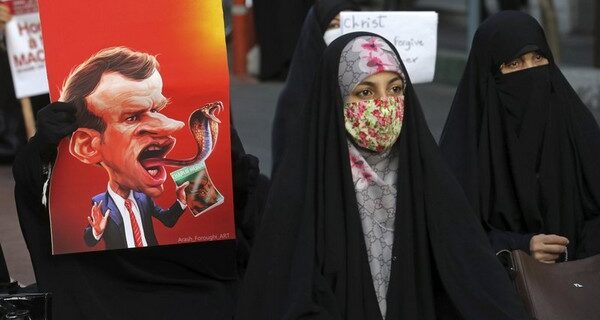 Μόσχα: Διαφωνούντες με τα σκίτσα του Charlie Hebdo συγκεντρώθηκαν έξω από τη γαλλική πρεσβεία