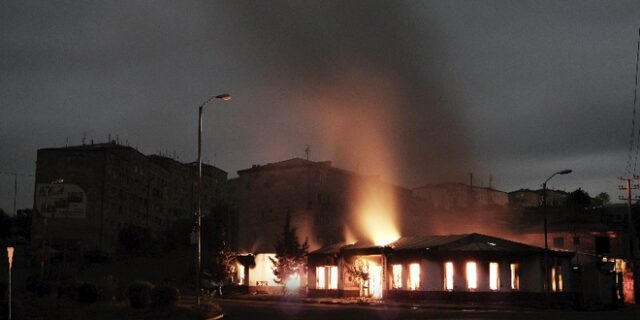 Ναγκόρνο Καραμπάχ: Περίπου 30 πύραυλοι έπληξαν τη Στεπανακέρτ