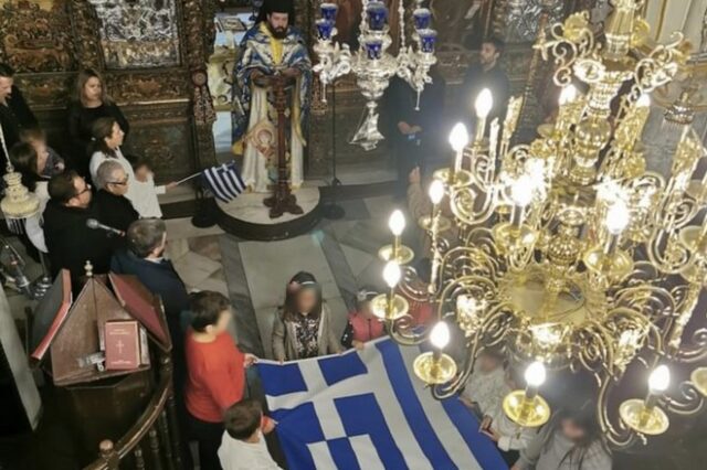 Ρεσιτάλ ανευθυνότητας σε ναό της Μυκόνου: Κανένας με μάσκα στη λειτουργία