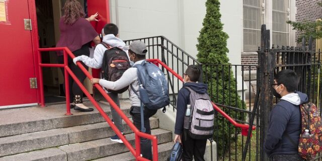 Κορονοϊός – Λευκός Οίκος: Τα σχολεία μπορούν και θα πρέπει να μείνουν ανοικτά