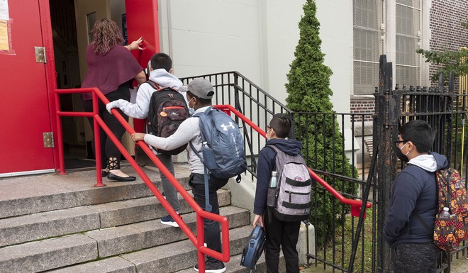 Η Νέα Υόρκη κλείνει όλα τα δημόσια σχολεία καθώς τα κρούσματα κορονοϊού αυξάνονται