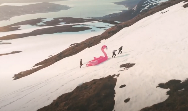 Νορβηγία: Νεαροί κατεβαίνουν το βουνό με φουσκωτό ροζ φλαμίνγκο