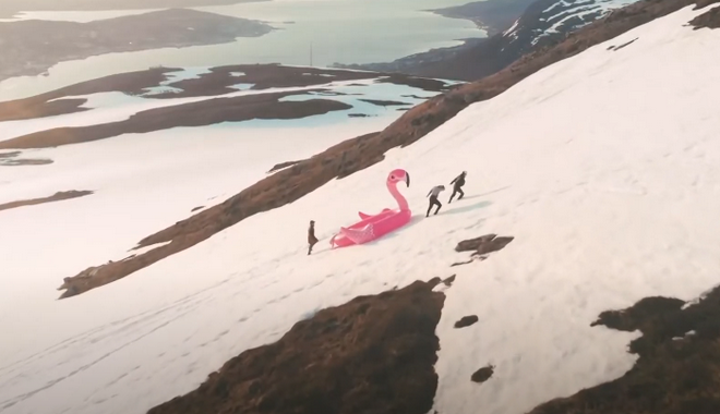 Νορβηγία: Νεαροί κατεβαίνουν το βουνό με φουσκωτό ροζ φλαμίνγκο