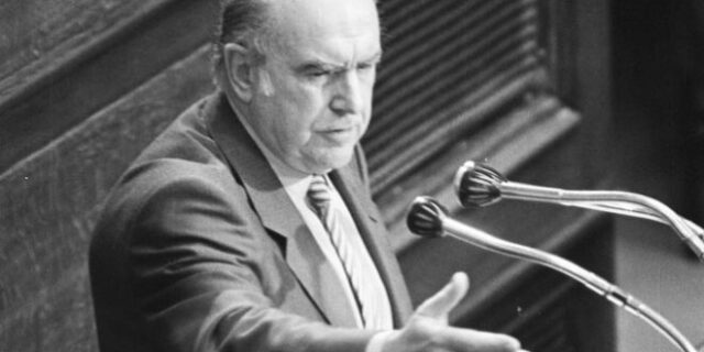 25 χρόνια χωρίς τον Ανδρέα: Θα καταντήσει το ΠΑΣΟΚ “τσόντα” του αντιπάλου του;